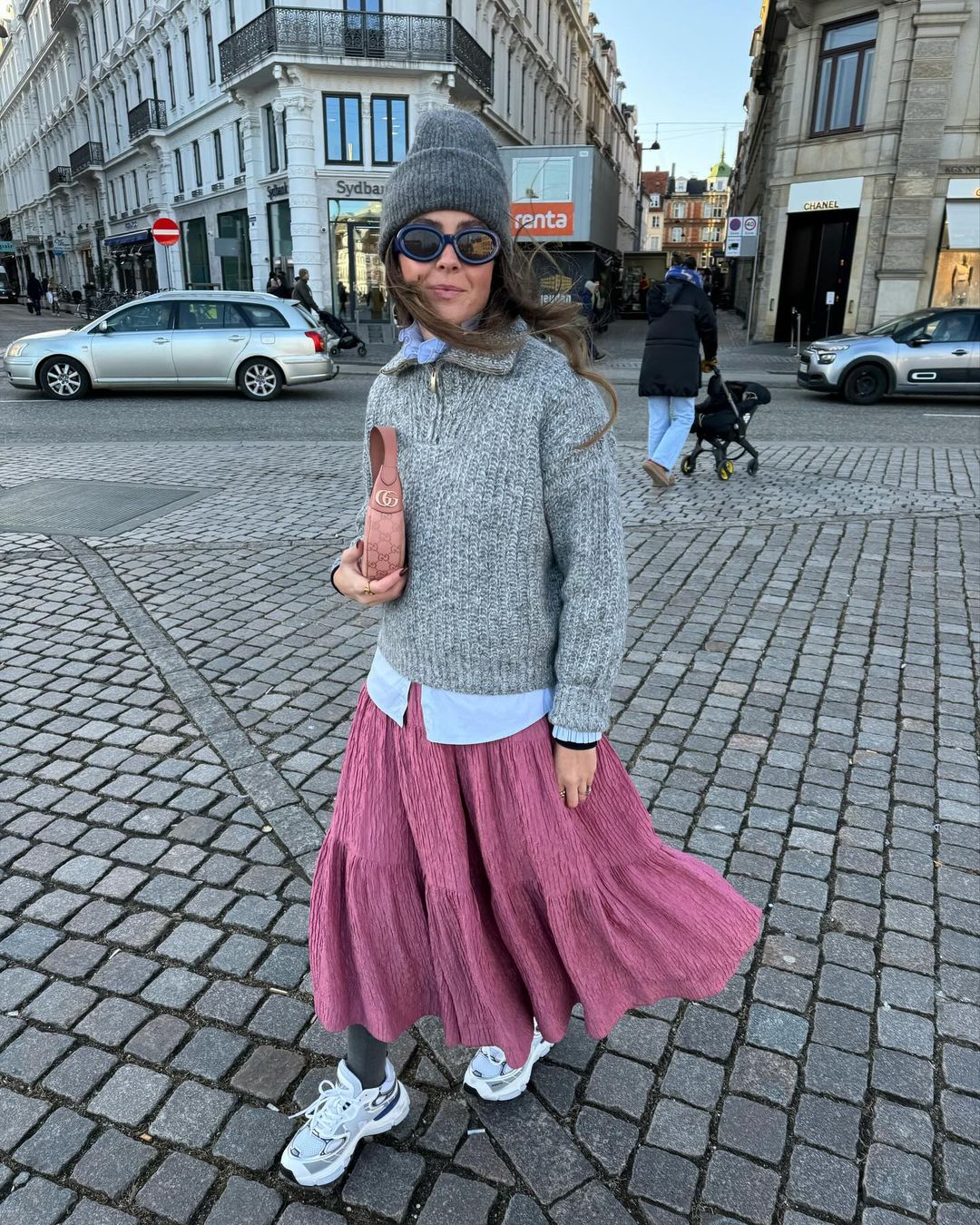 Grandma style but make it fashion: Nose se široke plisirane suknje