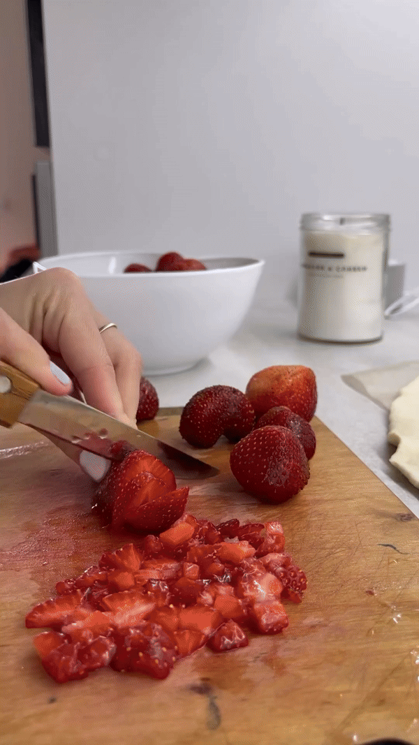 Sweet & crispy: Lisnati rolat sa punjenjem od jagoda