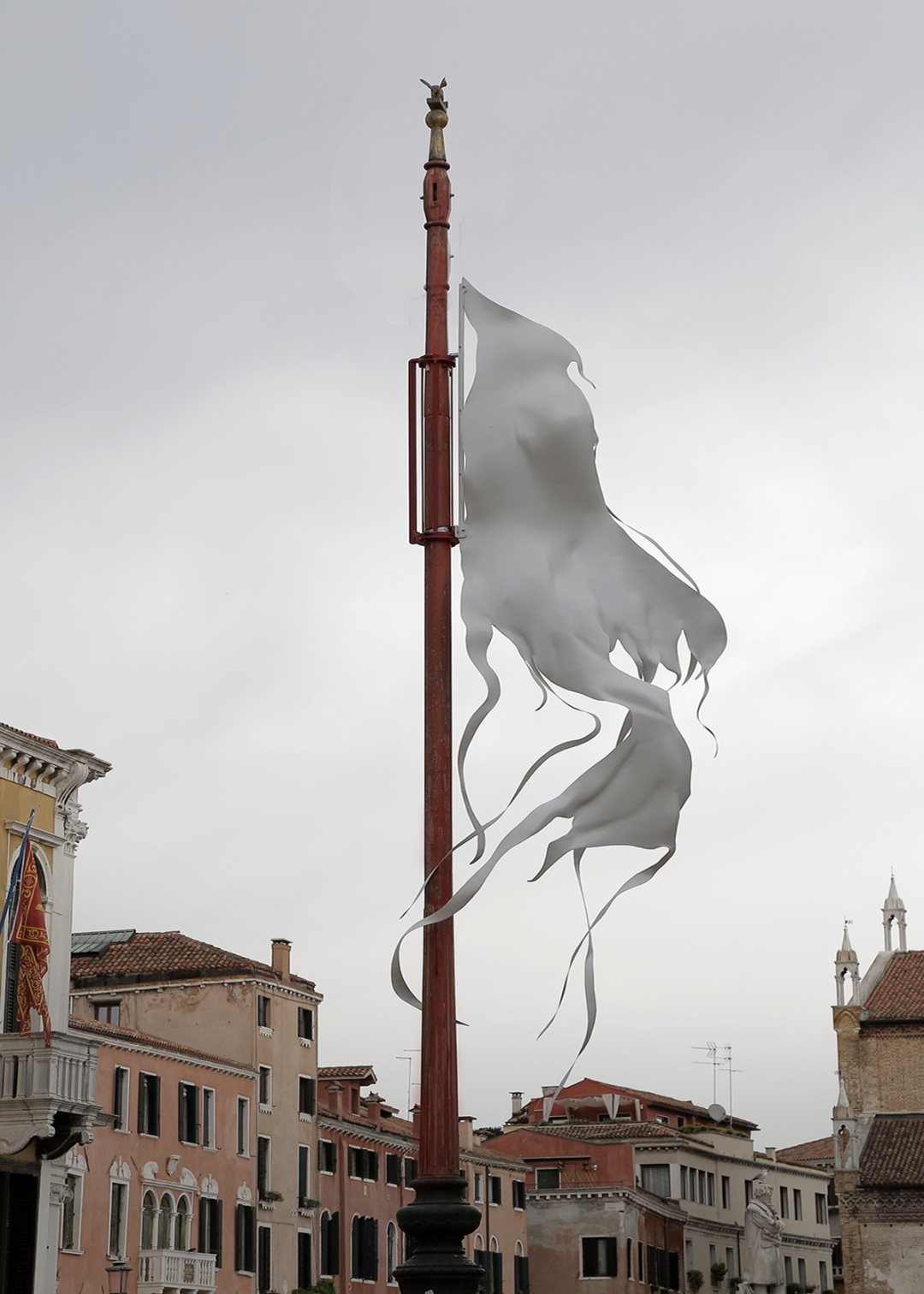 U susret Venecijanskom bijenalu: Šta poručuje „Cease“ monumentalni rad regionalne umetnice Šejle Kamerić?