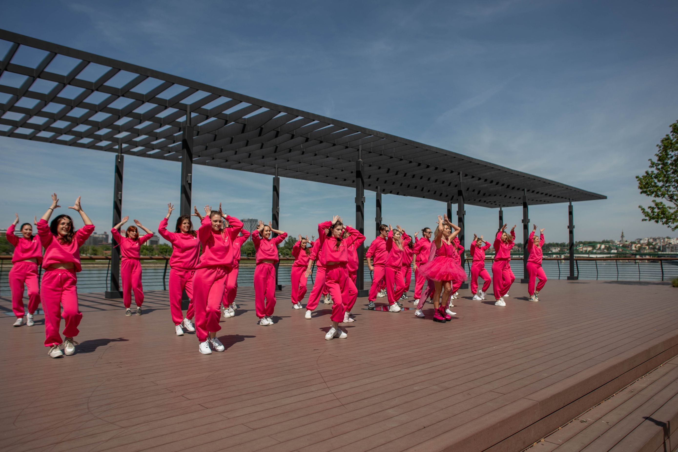 Flash Mob Dance alert: Proslavljamo kraljicu maskara uz regionalne plesne i influenserske zvezde