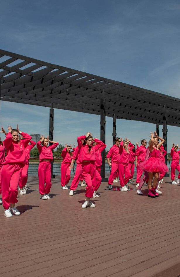 Flash Mob Dance alert: Proslavljamo kraljicu maskara uz regionalne plesne i influenserske zvezde