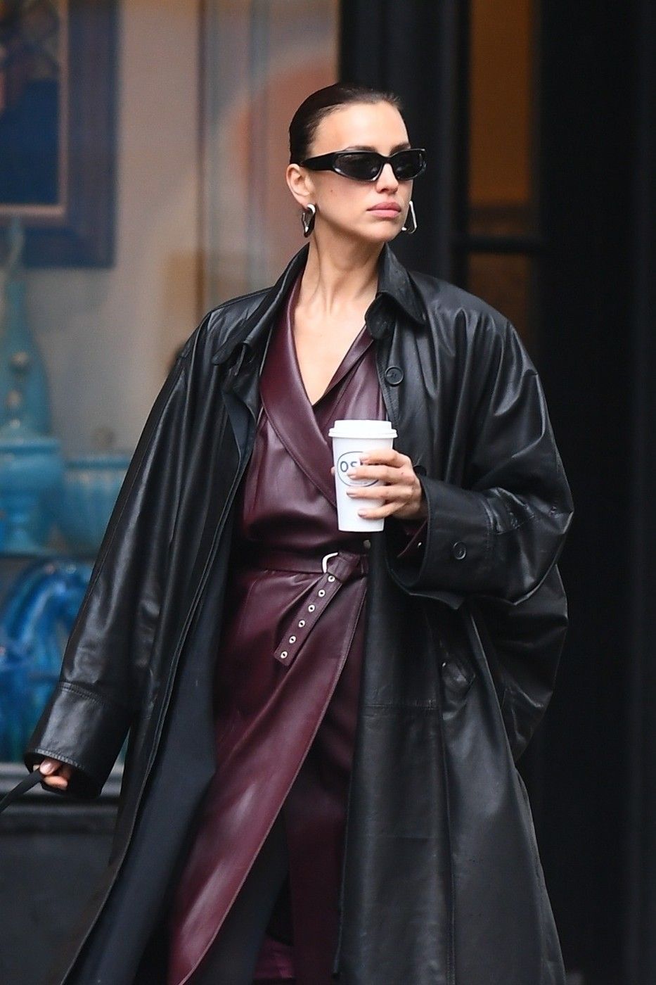 Double Coat trend: Irina Shayk prošetala Njujorkom u dva kožna mantila