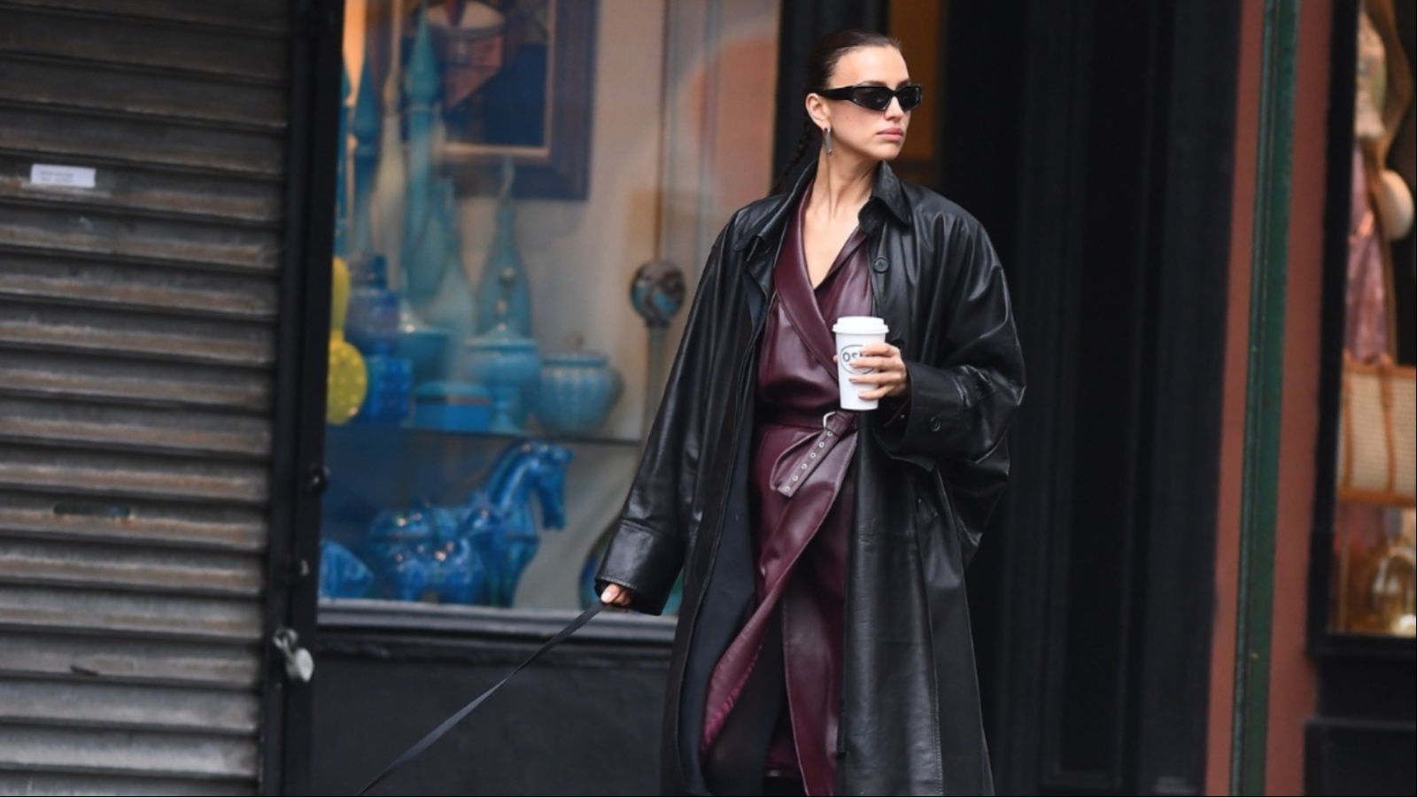 Double Coat trend: Irina Shayk prošetala Njujorkom u dva kožna mantila