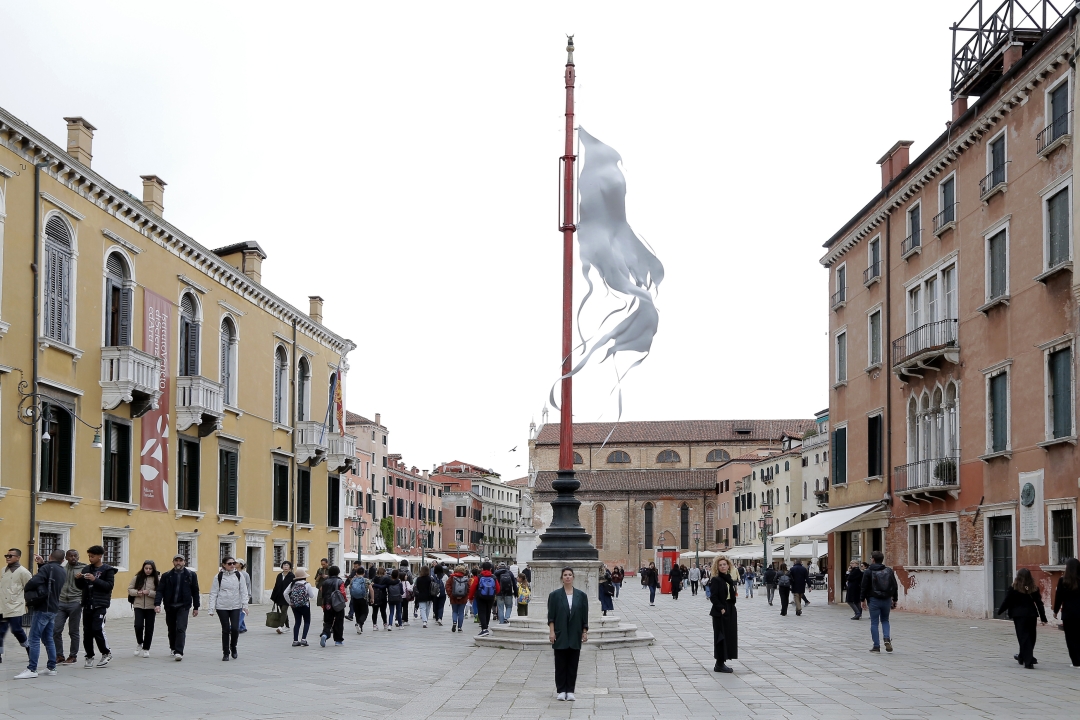 U susret Venecijanskom bijenalu: Šta poručuje „Cease“ monumentalni rad regionalne umetnice Šejle Kamerić?