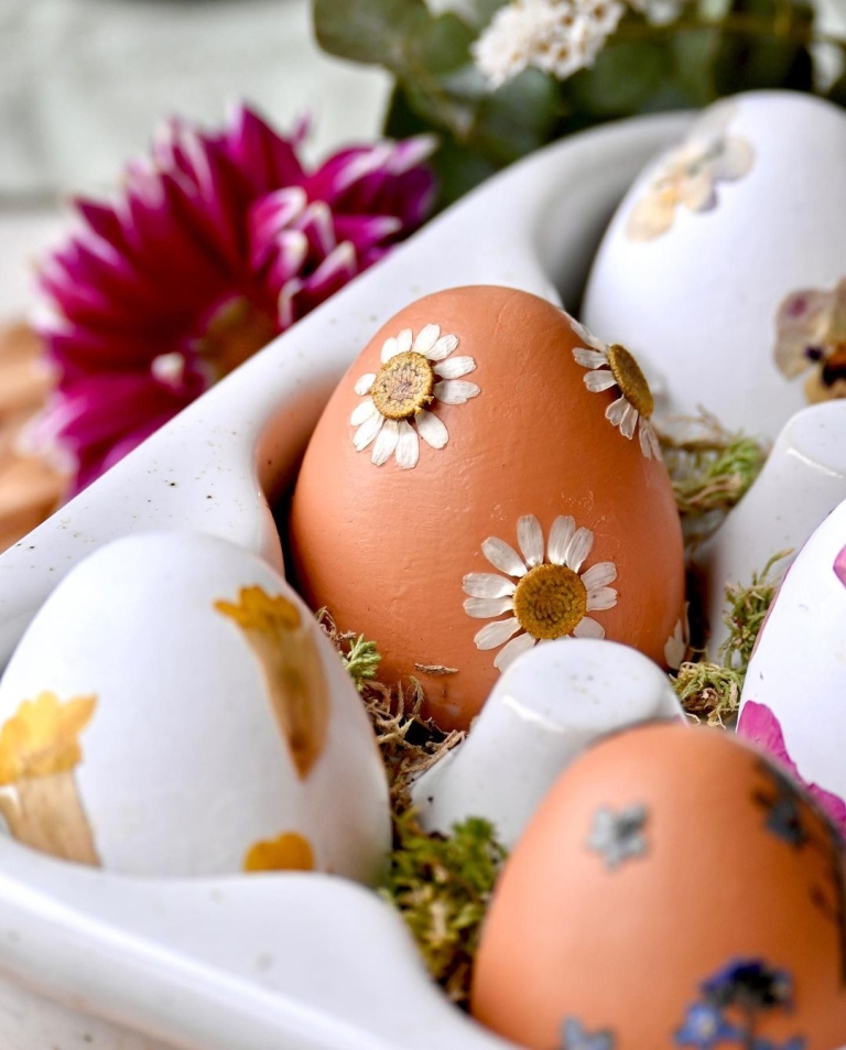 dekoracija uskršnja jaja presovano cveće (1)