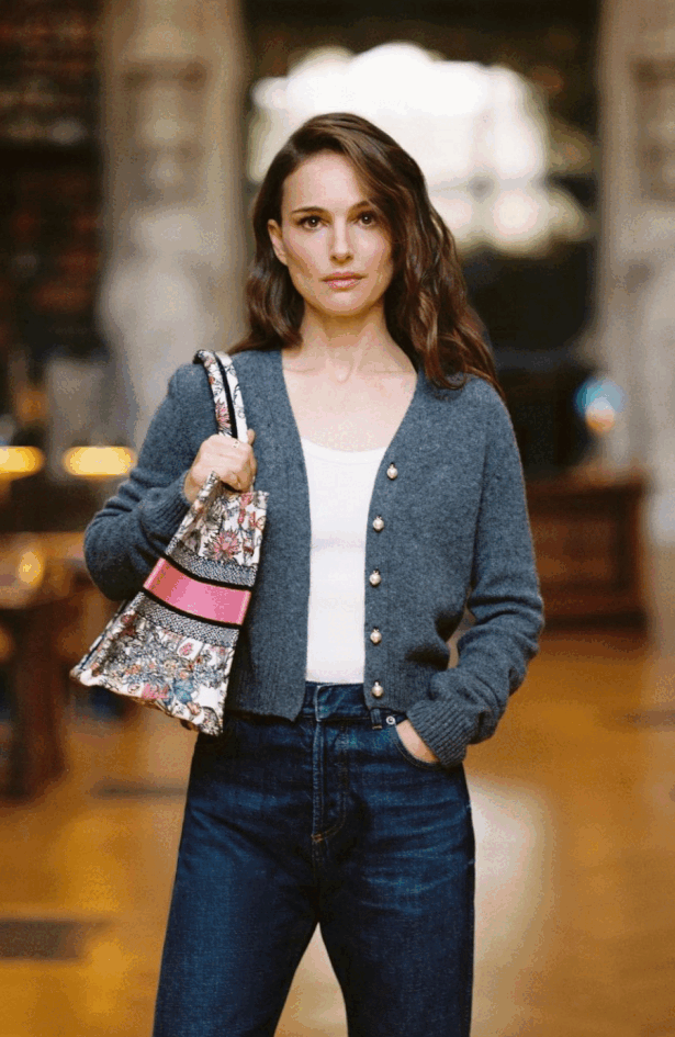 Nova edicija Dior Book Tote torbe je stigla – i to ni manje ni više nego uz Natalie Portman