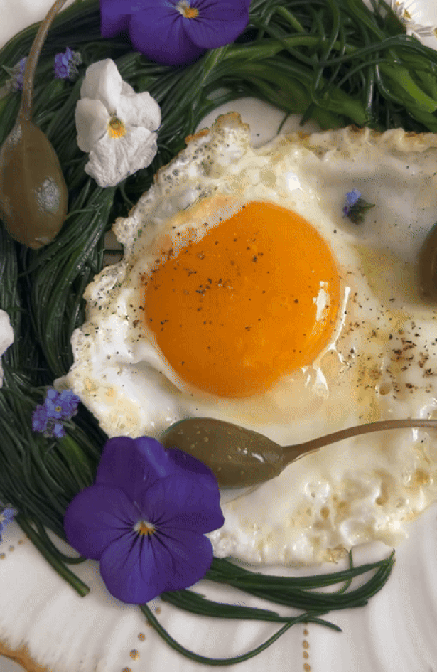 Ukoliko ste u potrazi za estetičnim prolećnim doručkom, donosimo recept za jaja sa sušenim cvećem
