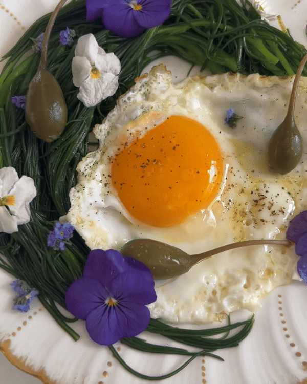 jaja i cveće estetičan doručak