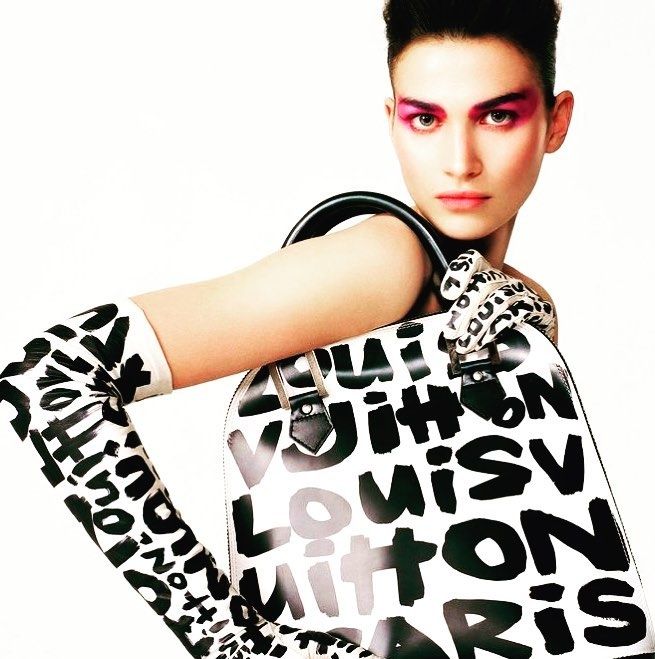 Rihanna, Louis Vuitton X Stephen Sprouse torba i autfit sezone