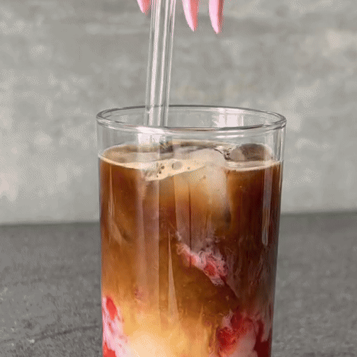 Umesto klasične kafe, na putu do posla ispijamo Strawberry Iced Latte