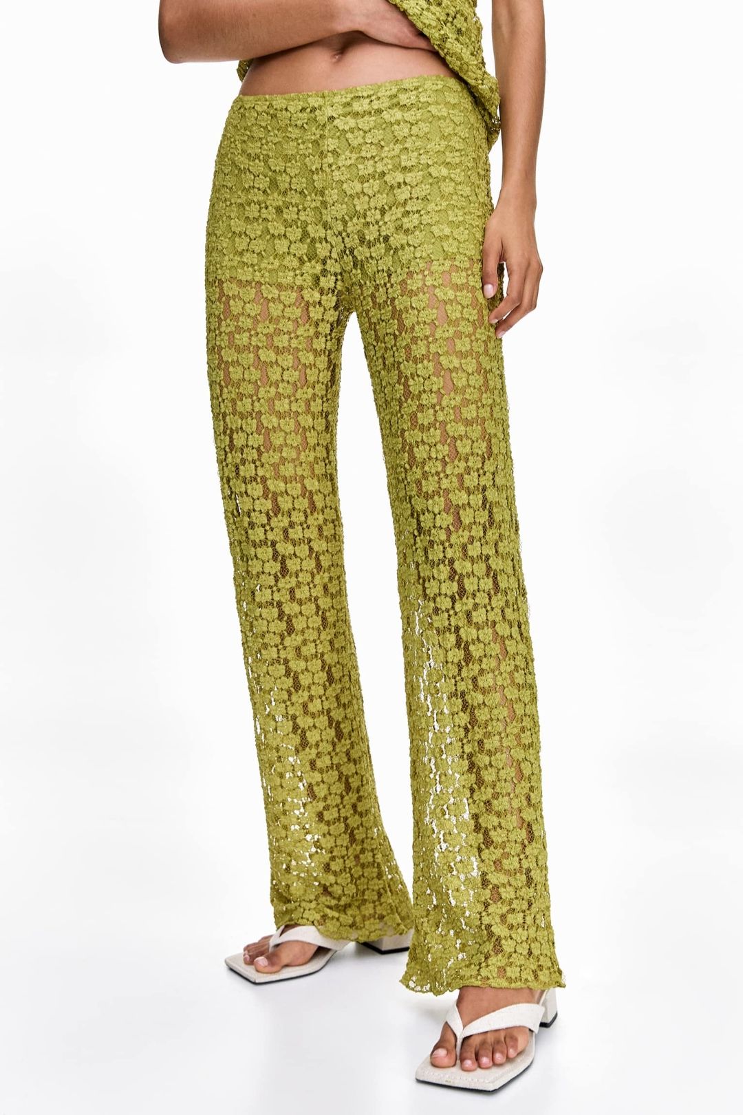 čipkaste pantalone pull and bear