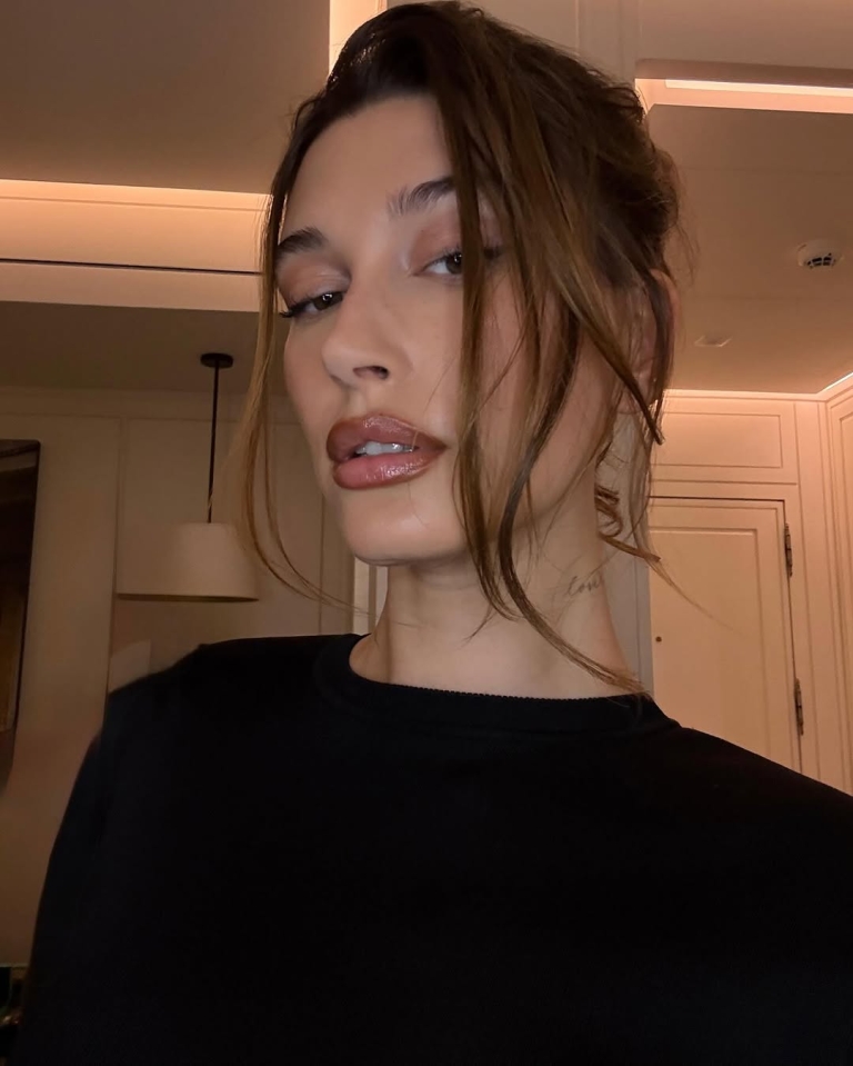 Evo kako rekreiramo viralni crni autfit Hailey Bieber