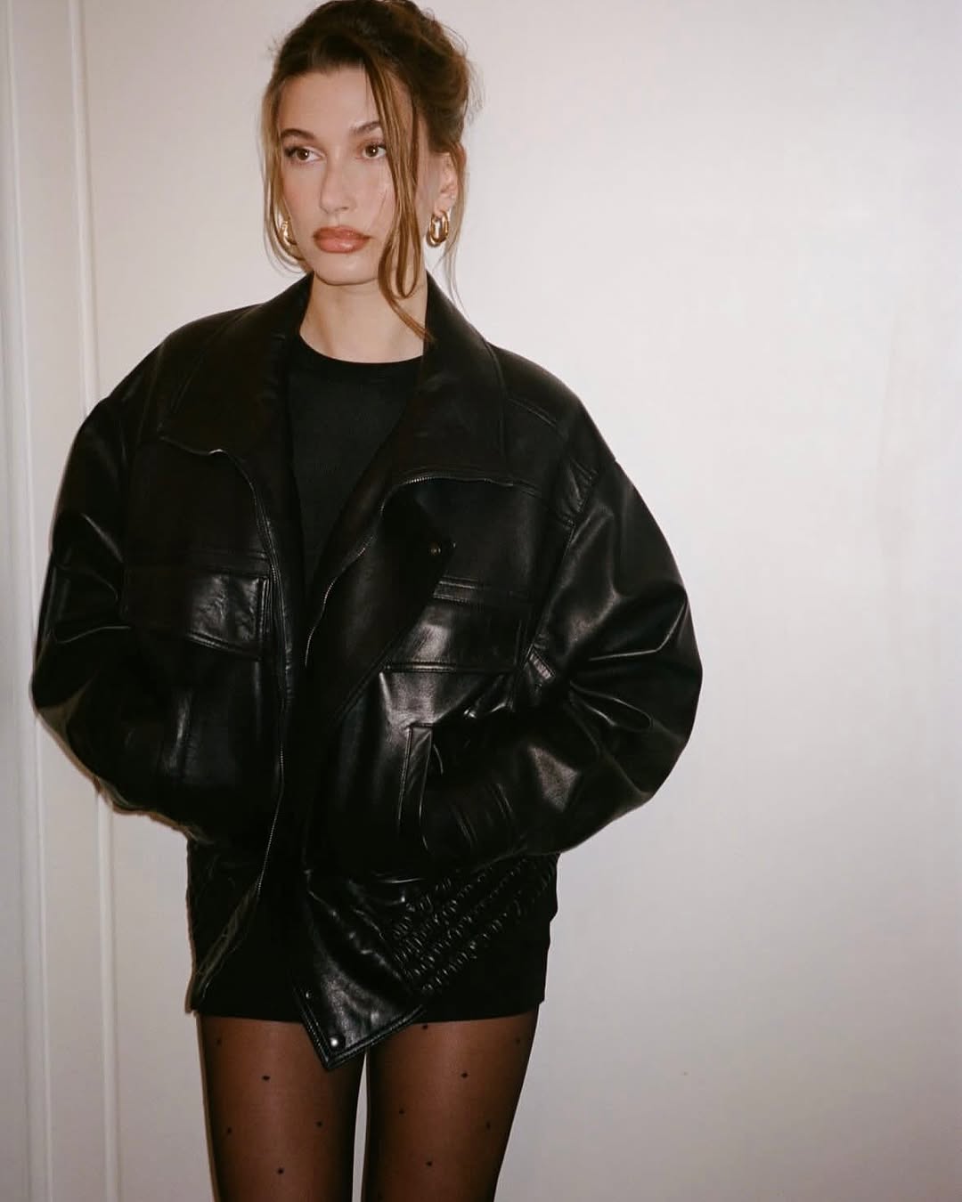 Evo kako rekreiramo viralni crni autfit Hailey Bieber