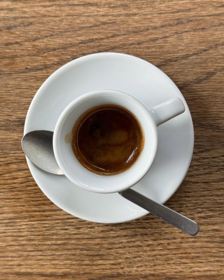 Da li kafa i led mogu da zamene korektor? TikTok tvrdi da njihova kombinacija smanjuje vidljivost podočnjaka