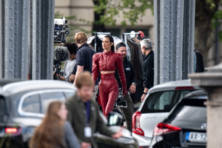Bella Hadid privukla pažnju na snimanju serije The Beauty u Parizu