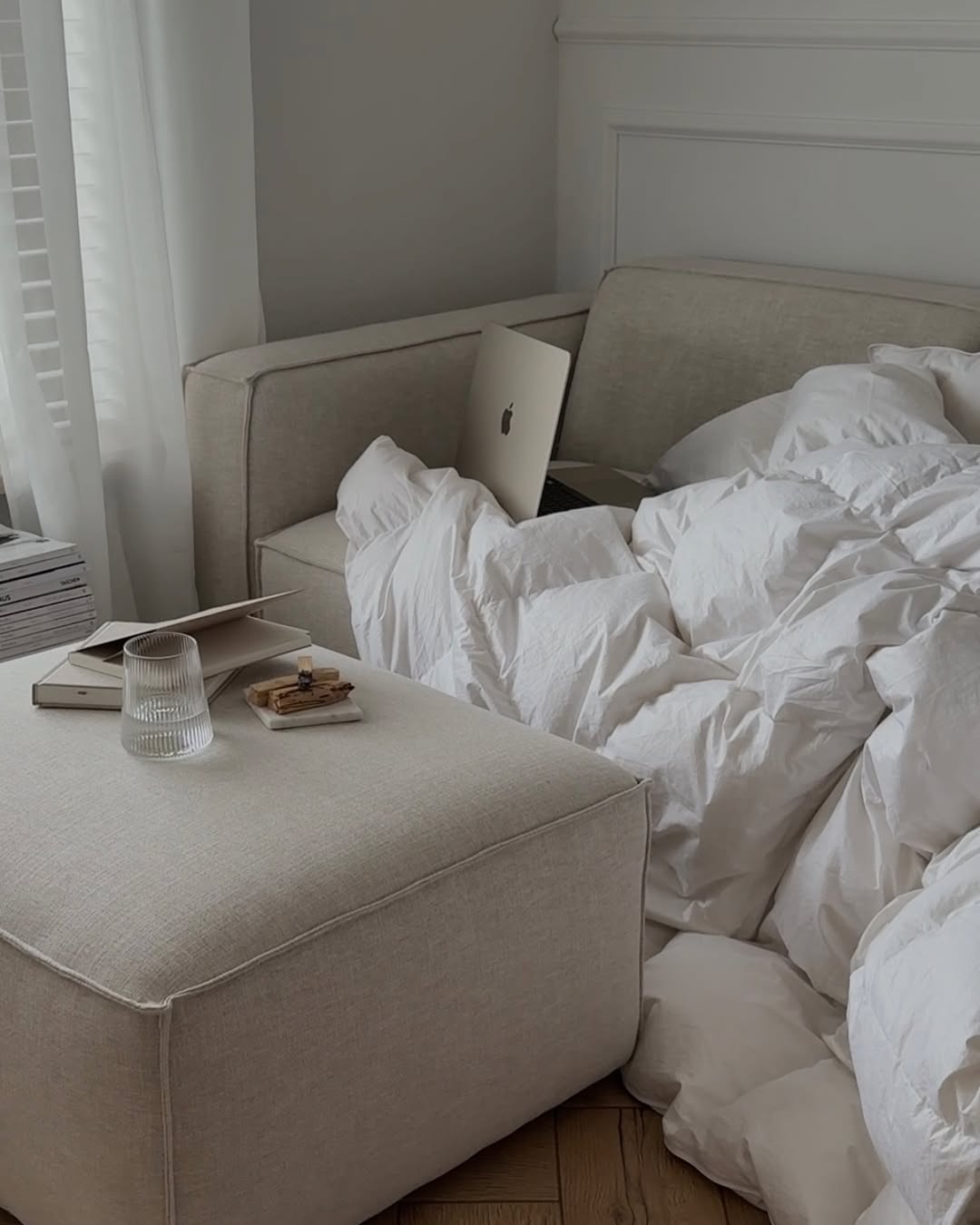 Jednostavnost i modernost u enterijeru lako mogu da se iskombinuju – a dokaz za to je sofa u bež nijansi