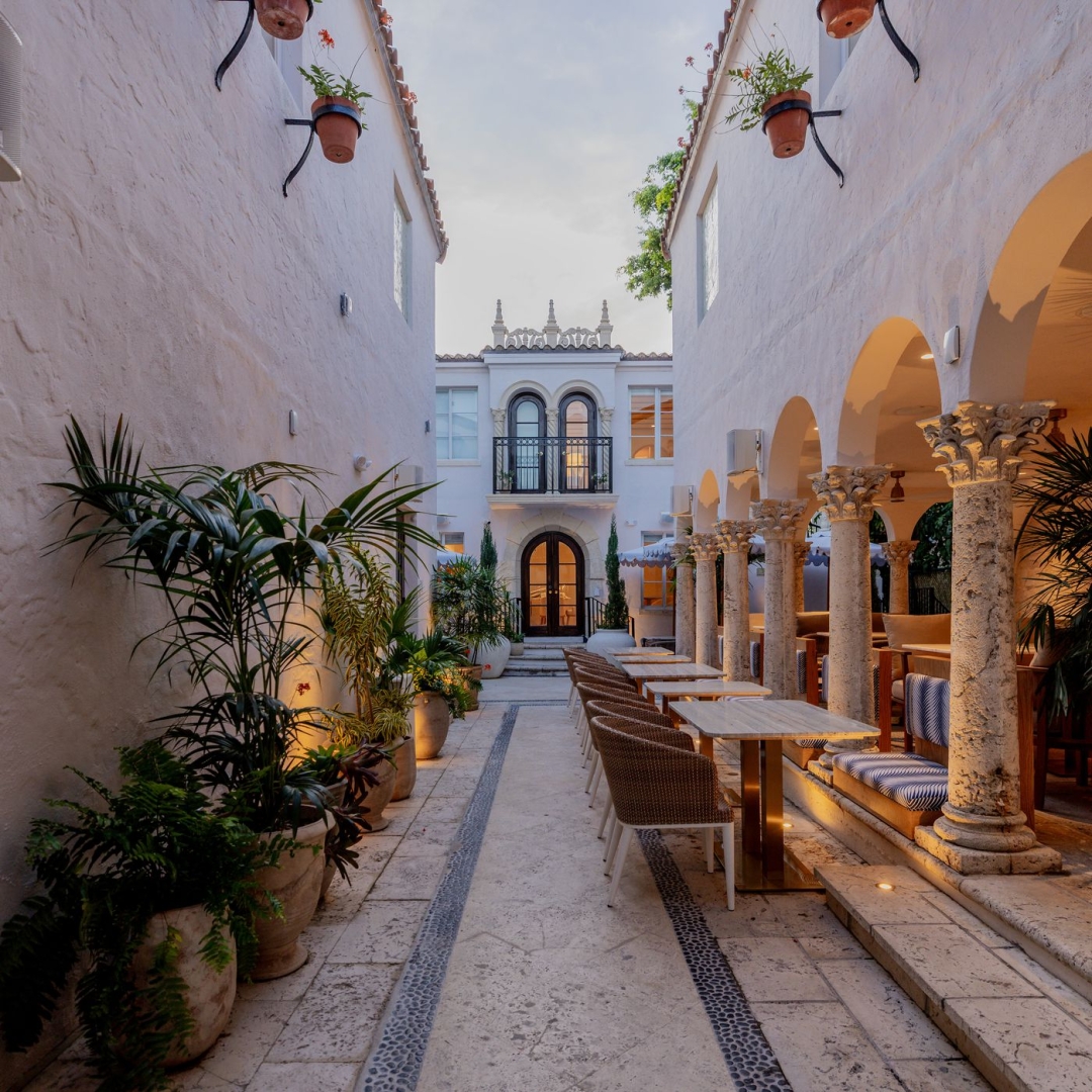Samo nekoliko koraka od kultne Versace vile, otvorena su vrata Donatella Boutique Hotel & Restaurant