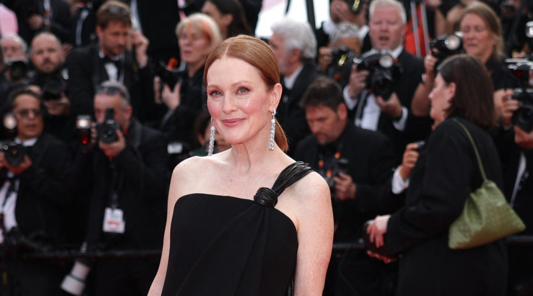Julianne Moore donosi sneak peek Bottege Venete sa potpisom Louise Trotter na 78. Filmskom festivalu u Kanu