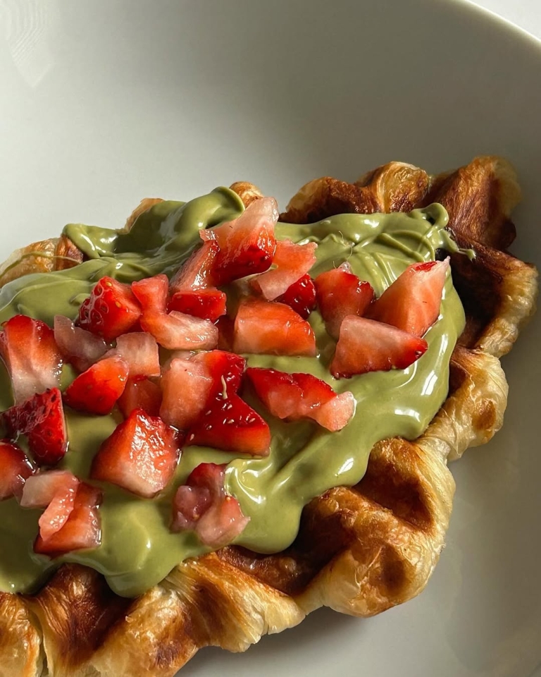 Jagode, matcha, bela čokolada… Pronašli smo novi omiljeni, a jednostavni desert