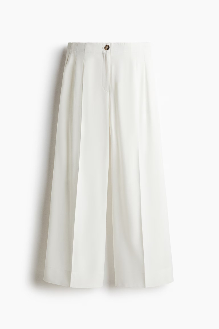 Bele pantalone su esencijalni komad tokom leta