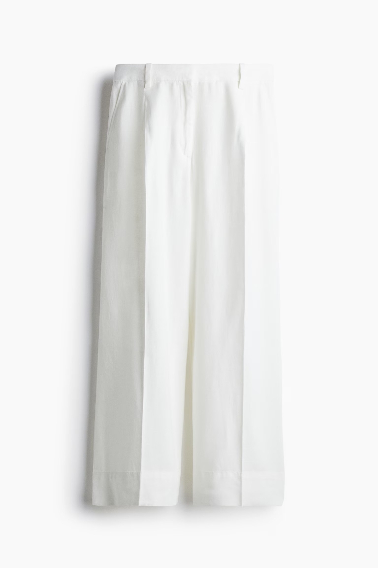 Bele pantalone su esencijalni komad tokom leta