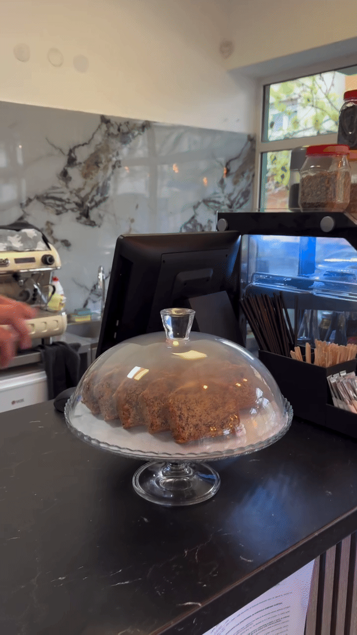 Kafa za poneti ili u kafiću? Kada je u pitanju lokal Coffee Bara u Novom Sadu, teško nam je da se odlučimo