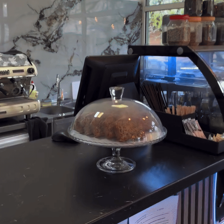 Kafa za poneti ili u kafiću? Kada je u pitanju lokal Coffee Bara u Novom Sadu, teško nam je da se odlučimo