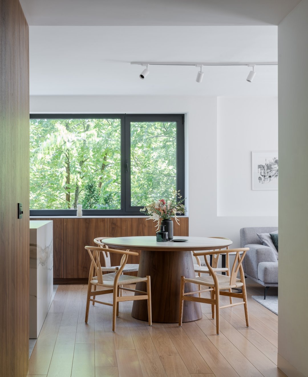 Home tour: Stan na Novom Beogradu u kom dominiraju topli tonovi i elegantan životni ambijent