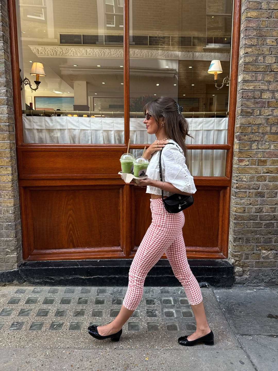 Ovaj model capri pantalona je osvojio Instagram zajednicu – i idealan je za sunčane dane