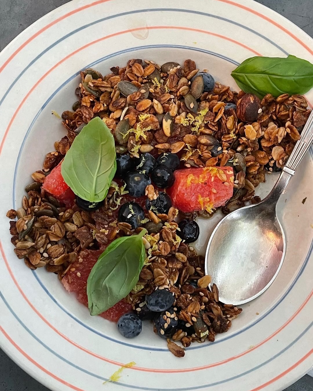 Imamo recept za savršen letnji doručak: Grčki jogurt, voće – i menta