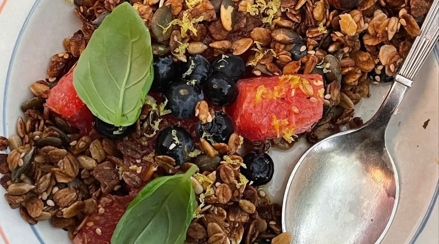 Imamo recept za savršen letnji doručak: Grčki jogurt, voće – i menta