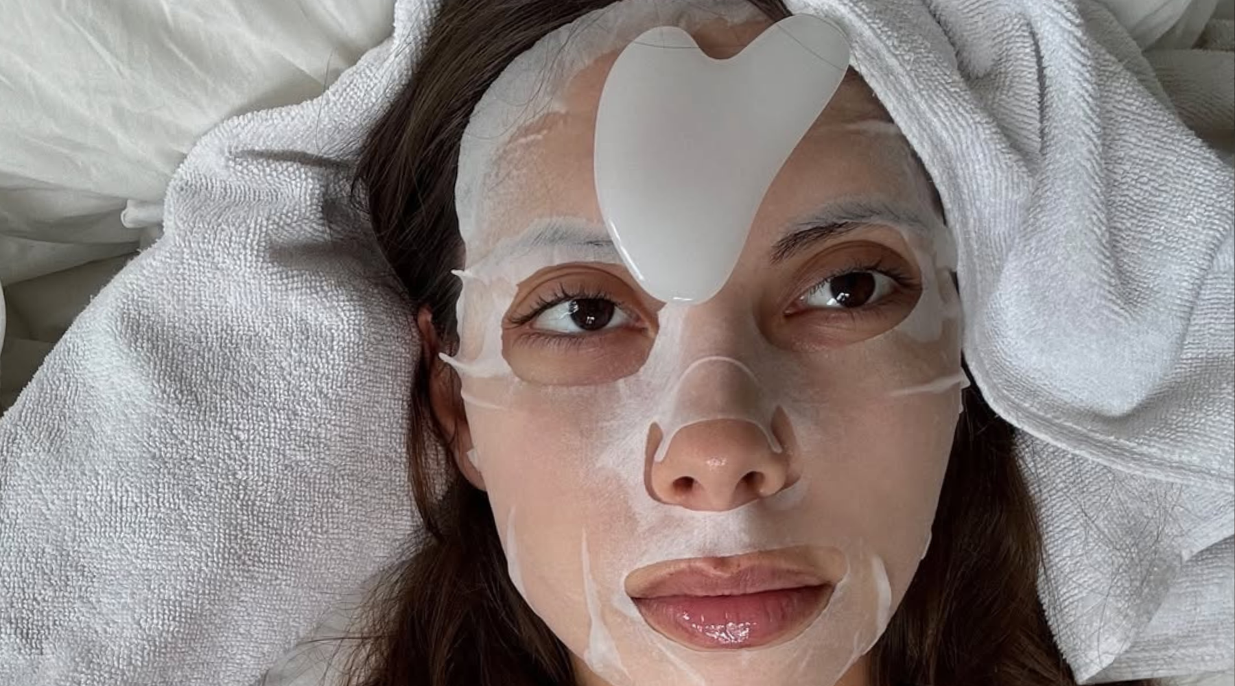 Ovo su najbolji noćni serumi za lice koje vredi uvesti u skincare rutinu