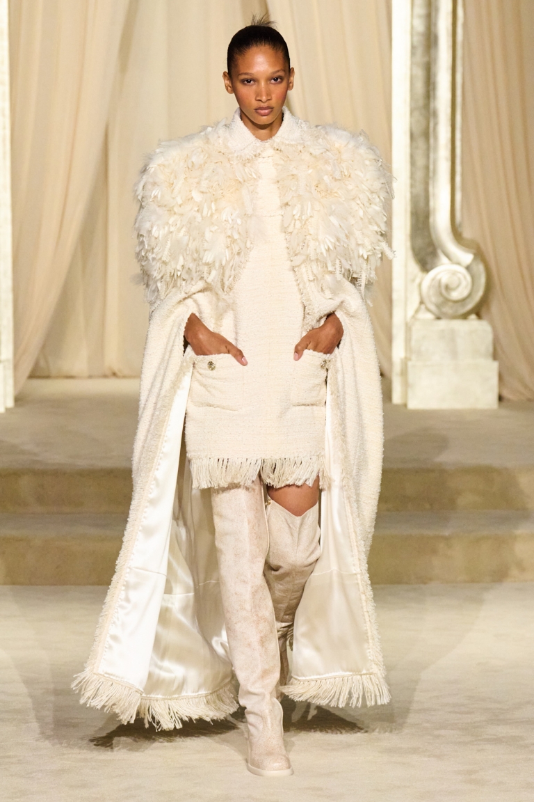 Grand Palaisu, predstavljajući omaž osnivačici brenda Gabrielle Chanel i njenom prvom ateljeu visoke mode.