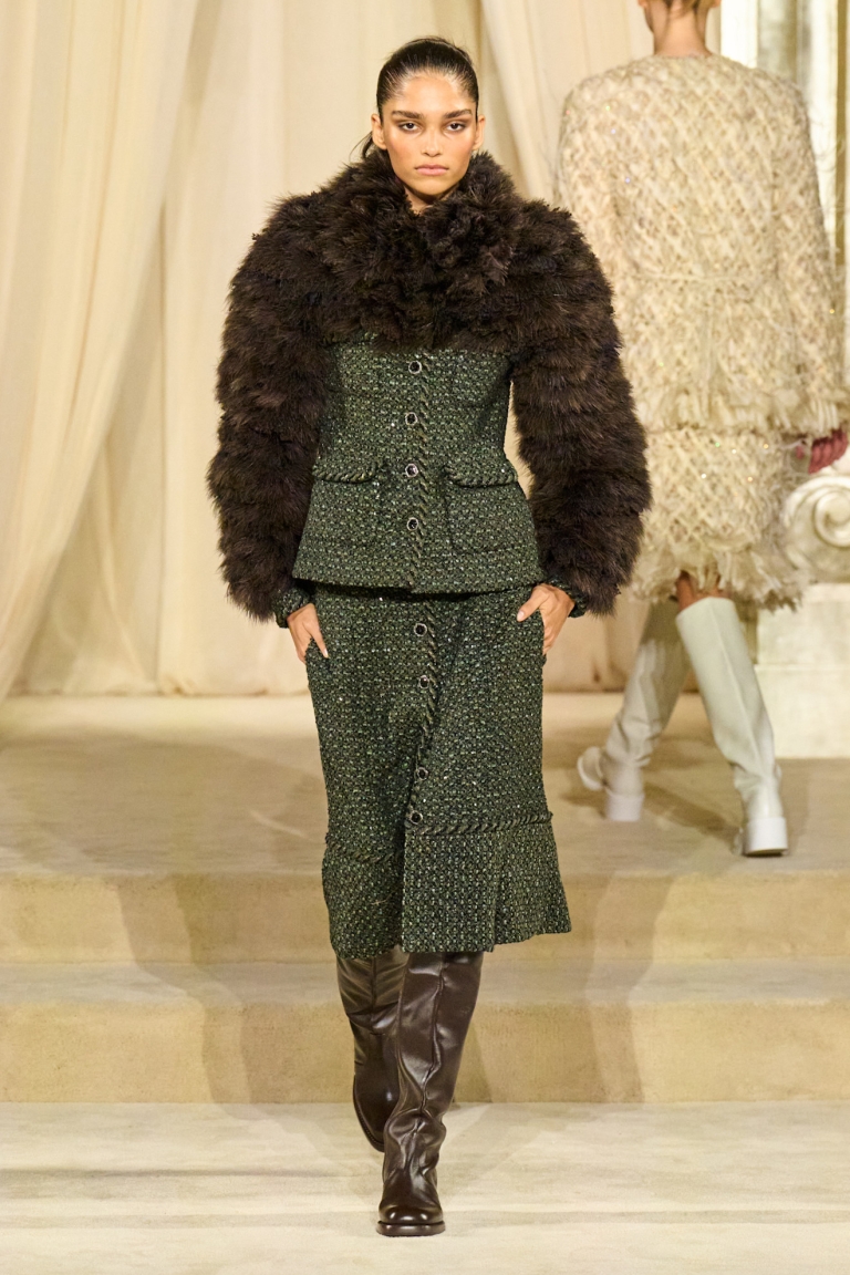 Grand Palaisu, predstavljajući omaž osnivačici brenda Gabrielle Chanel i njenom prvom ateljeu visoke mode.