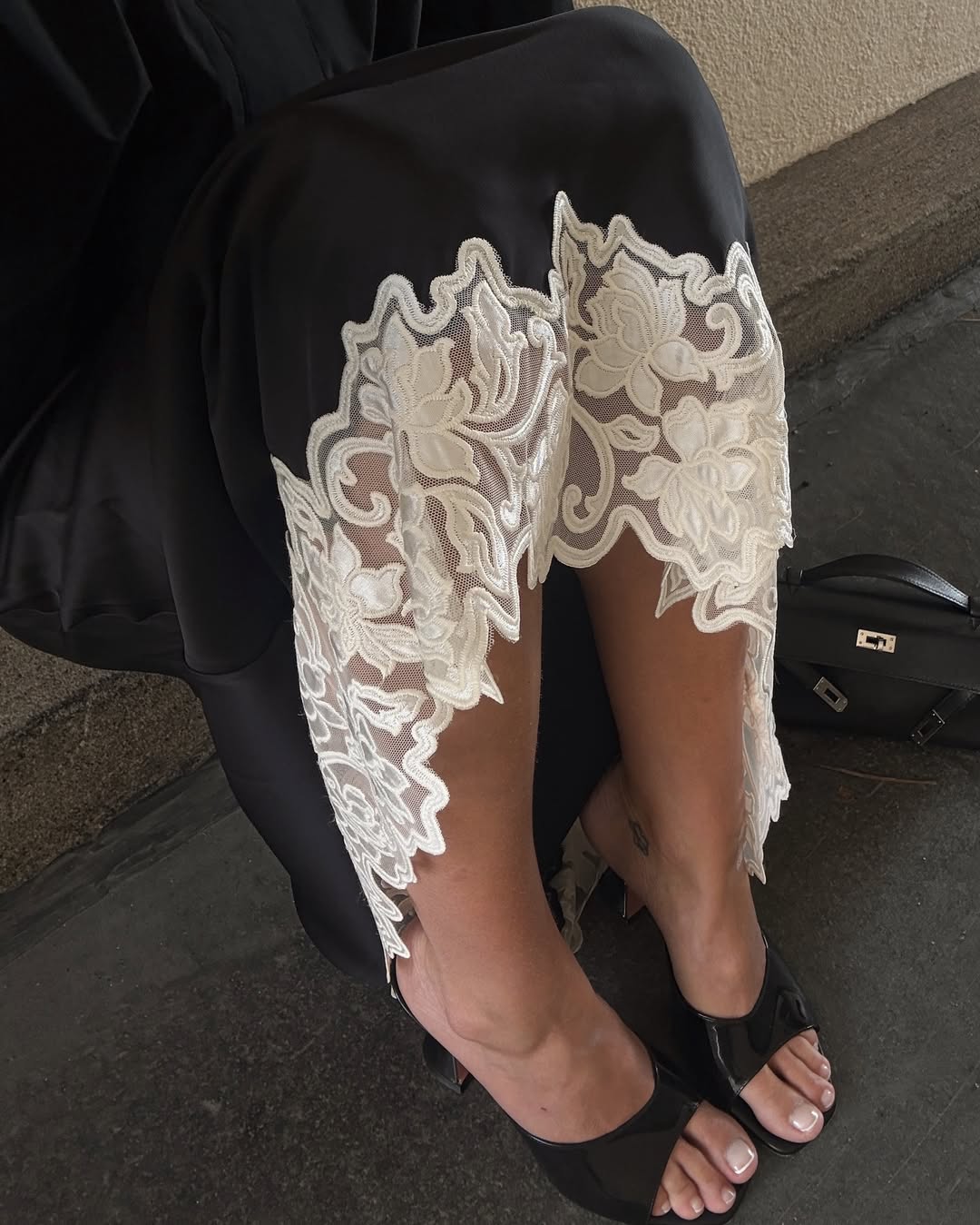 Ove jeseni čipka postaje sastavni deo streetwear kulture – evo kako da je stilizujete