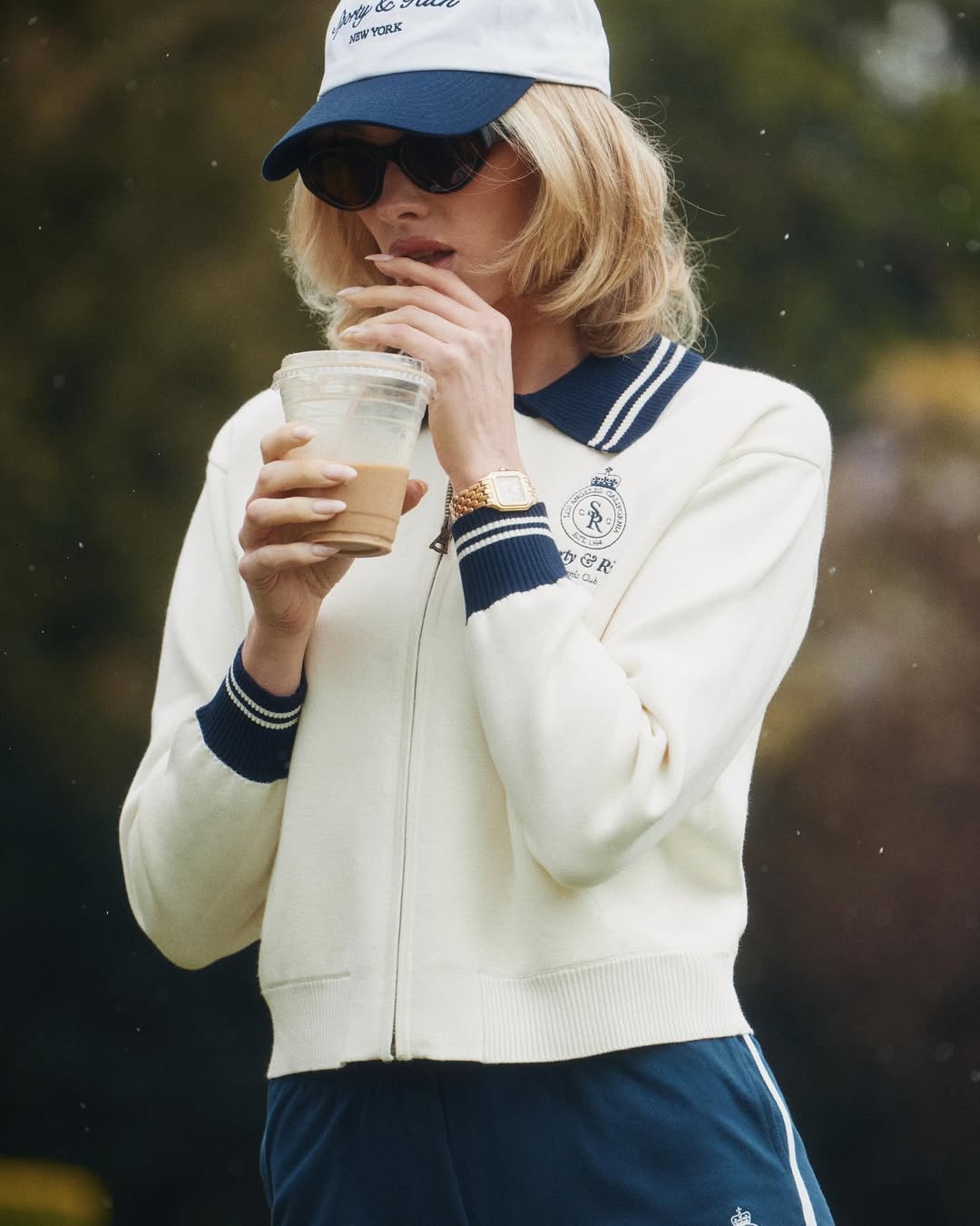 Preppy estetika i dalje živi kroz Elsa Hosk za Sporty & Rich kampanju