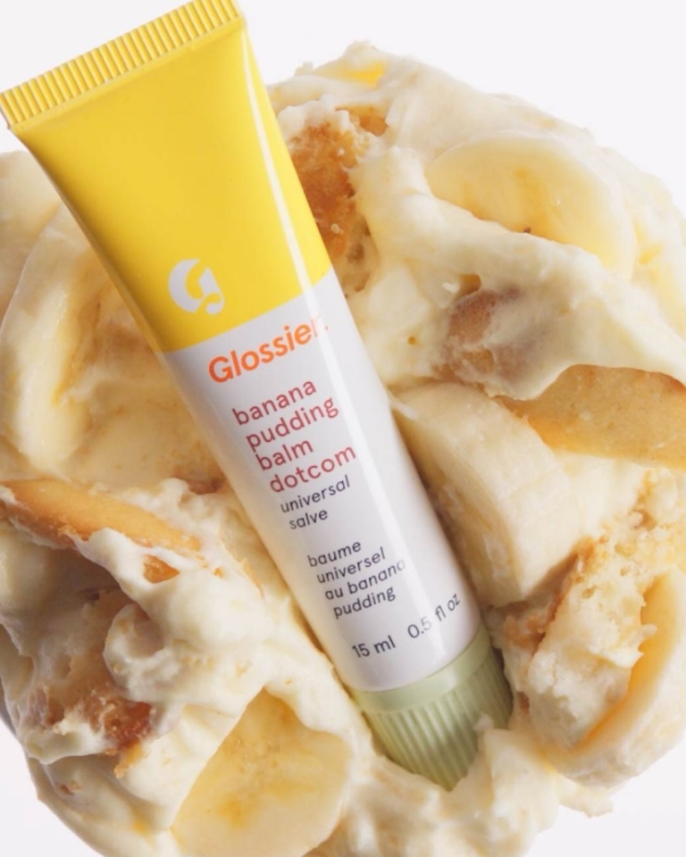 Žuta boja vlada beauty scenom: Glossier izbacio lip balm sa ukusom pudinga od banane