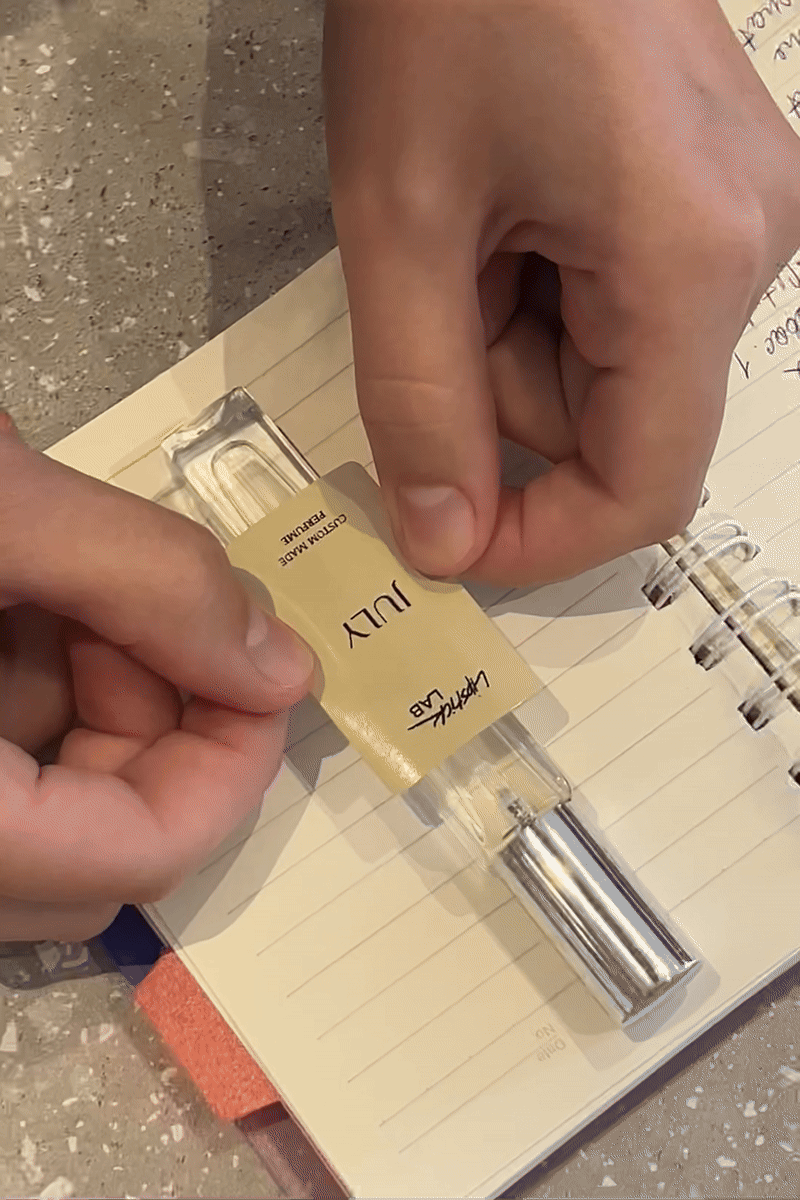 Da li ste ikada hteli da imate parfem koji je samo vaš? Lipstick LAB ima radionicu koja omogućava baš to