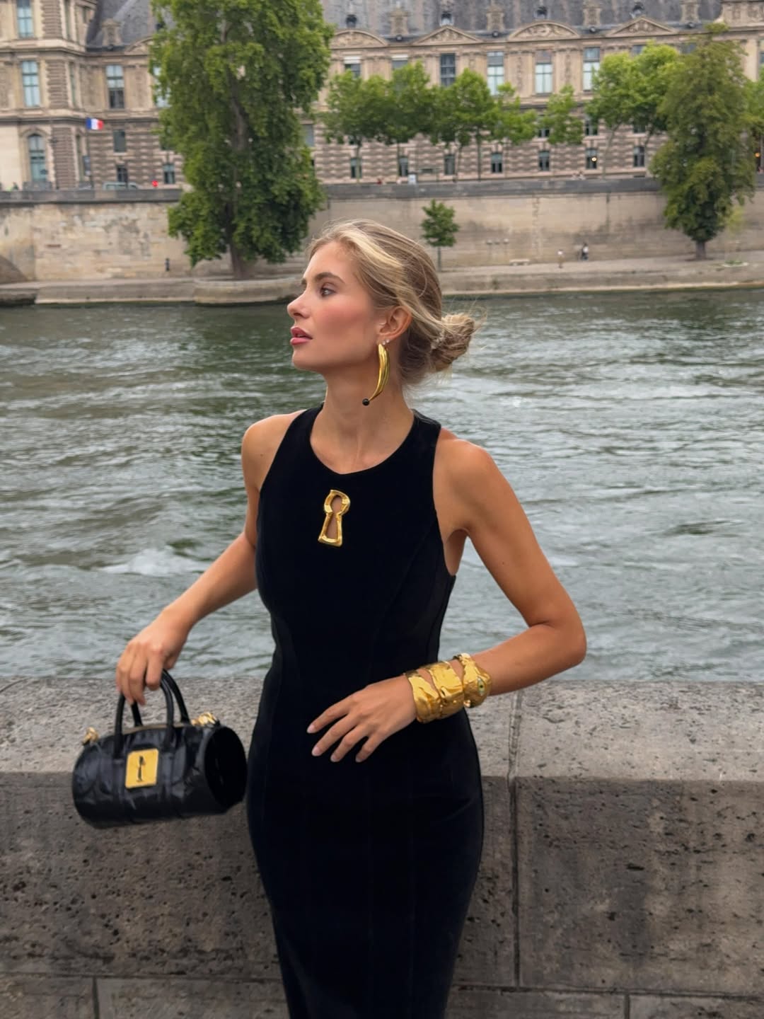 Omiljena letnja frizura? Messy bun sa par puštenih pramenova