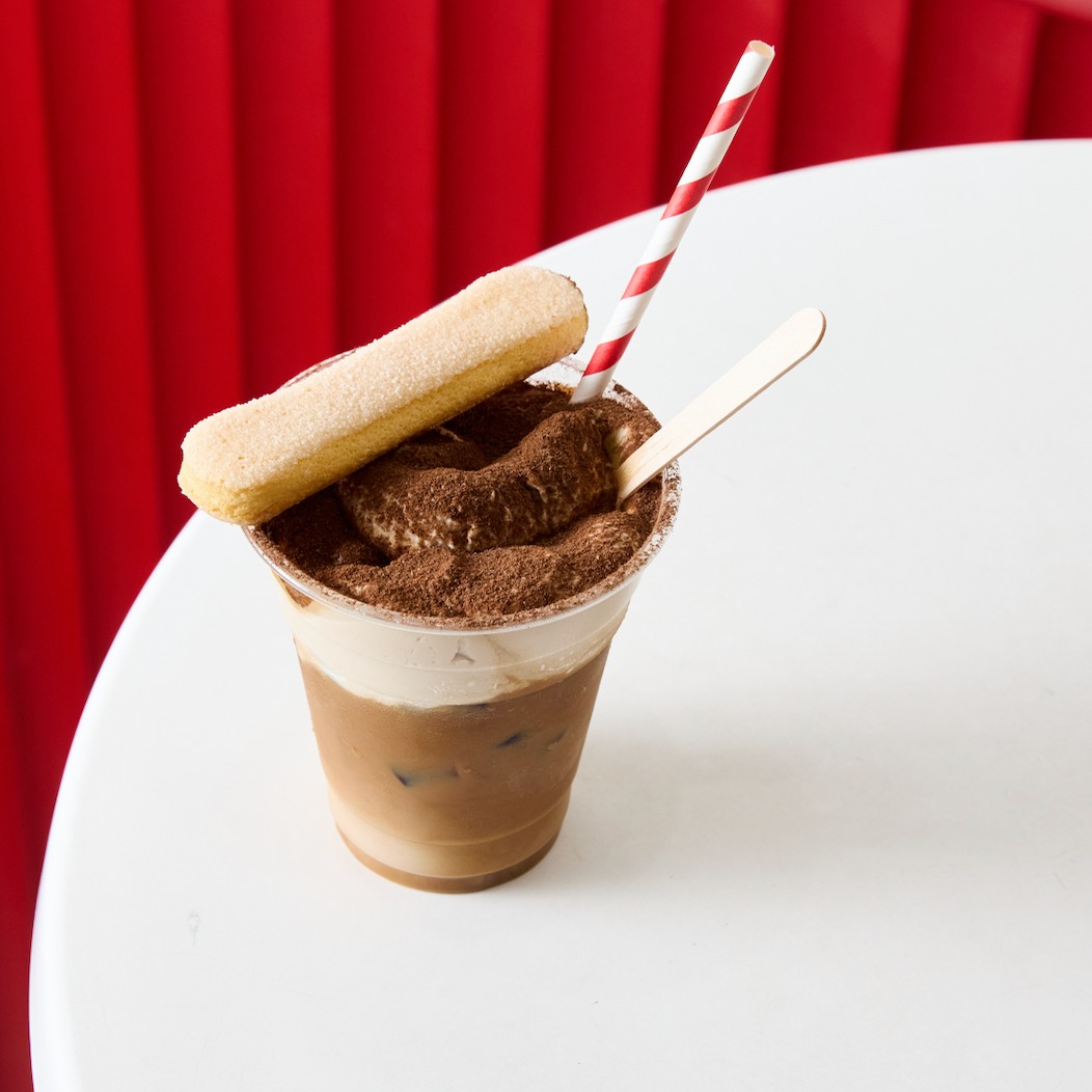 Vrući tiramisu latte, ledeni tiramisu latte ili Crema Caffè? Ovaj bar ima sve što fanovi kafe mogu poželeti