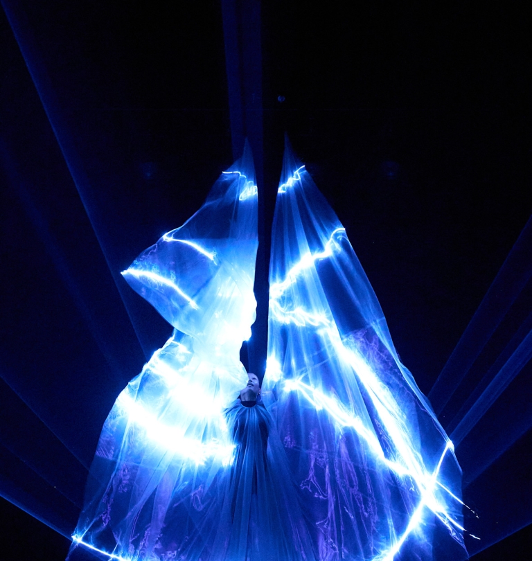 Živa moda: Iris van Herpen Haute Couture Fall/Winter 2025 kolekcijom prezentovala haljinu kreiranu od 125 miliona bioluminiscentnih algi