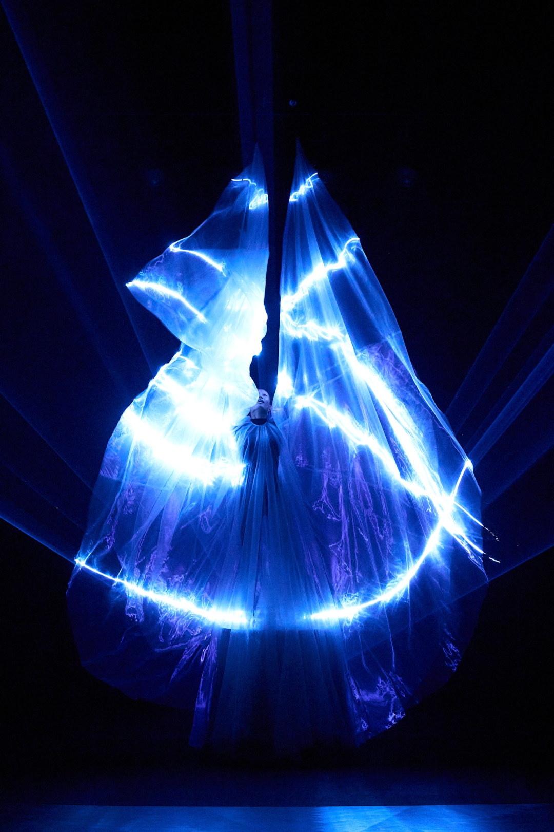 Živa moda: Iris van Herpen Haute Couture Fall/Winter 2025 kolekcijom prezentovala haljinu kreiranu od 125 miliona bioluminiscentnih algi