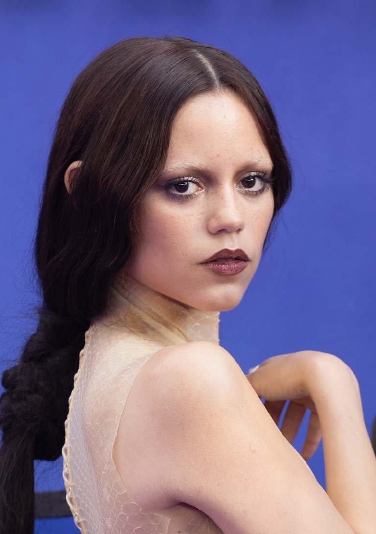 Jenna Ortega izbeljene obrve