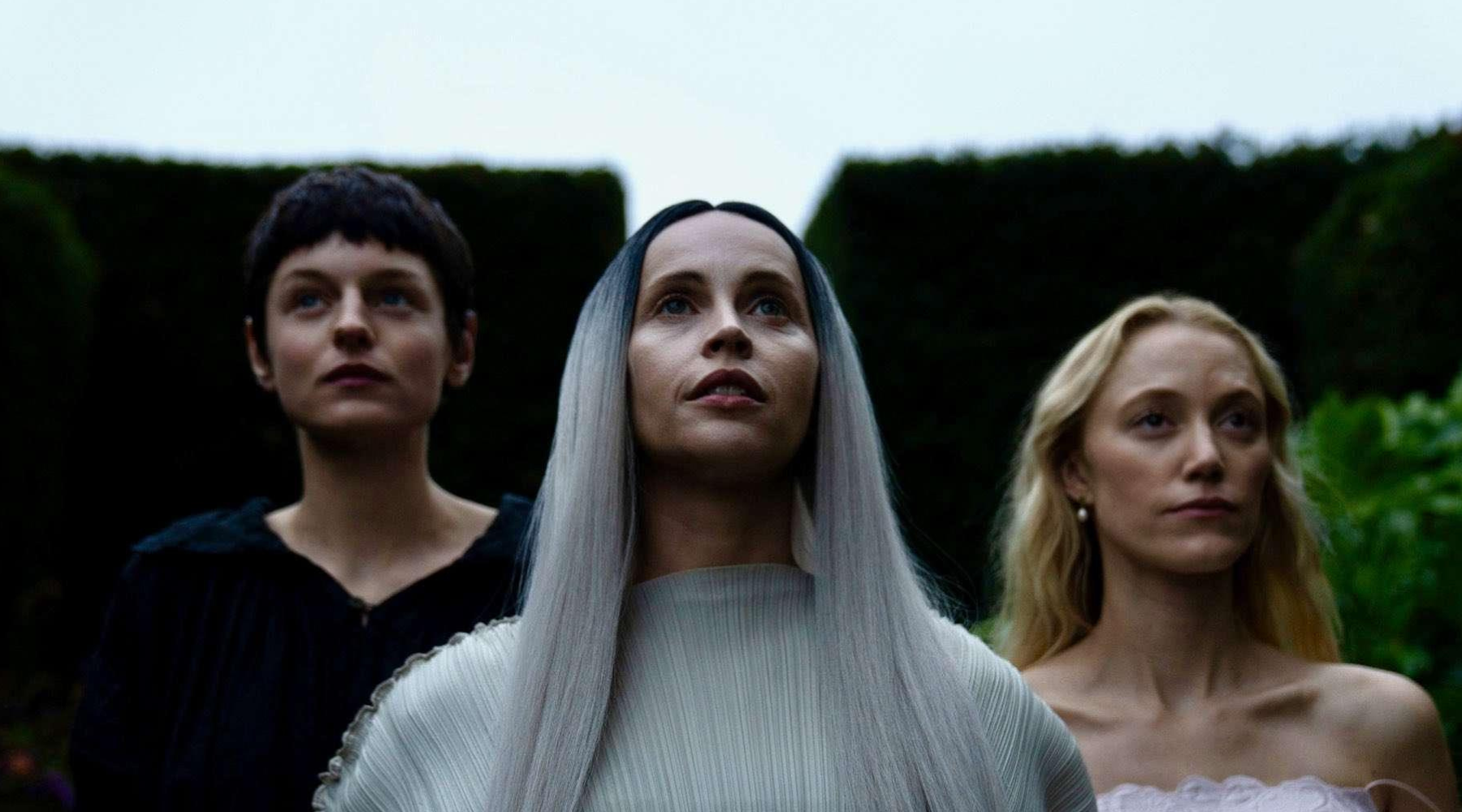 Stigao je trailer za „100 Nights of Hero” – film u kom glume Charli XCX, Emma Corrin, Richard E. Grant i drugi