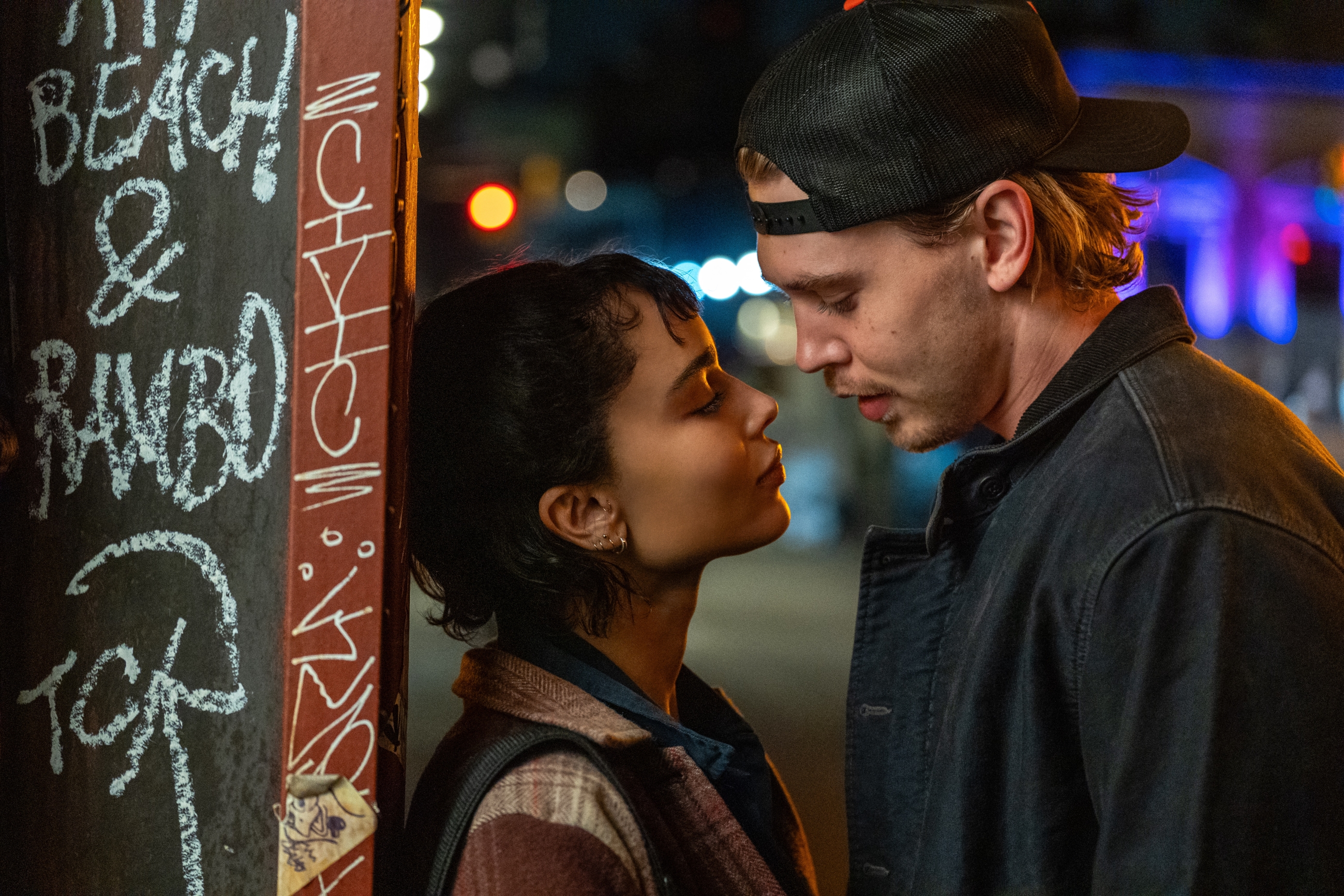 Film „Caught Stealing” sa Austinom Butlerom i Zoë Kravitz je konačno tu! U pitanju je triler pun neočekivanih obrta