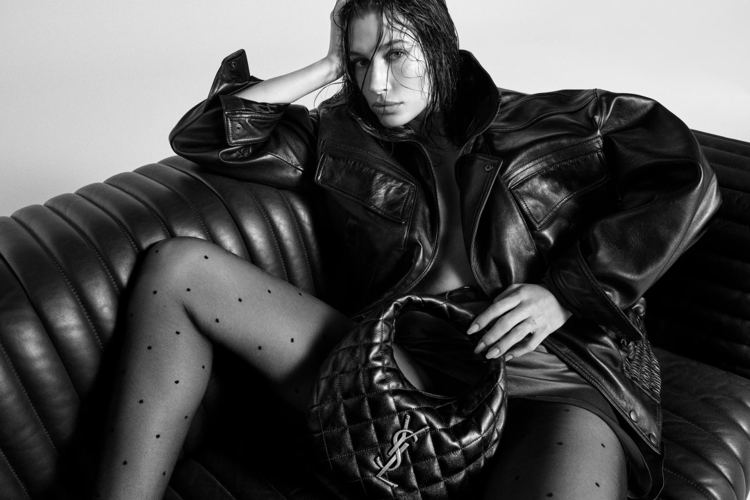 Saint Laurent Fall 25 kampanja okupila je mnoga ikonična lica – i u fokus stavila potencijalnu „it” torbu sezone