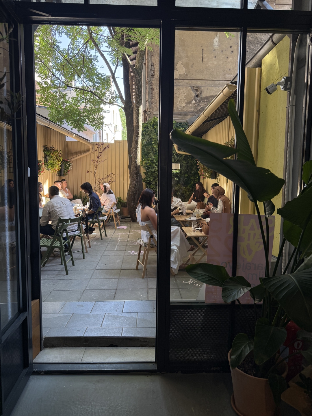 Backyard je novo mesto u Sarajevu koje će polako ali sigurno postati go-to za kafu i brunch