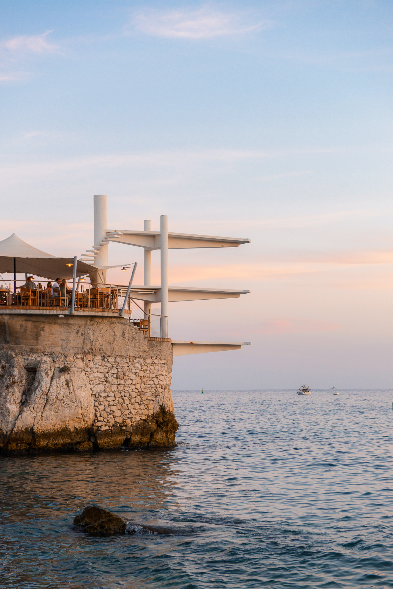Na must-visit listi: Le Plongeoir je jedinstveni restoran u Nici smešten na steni