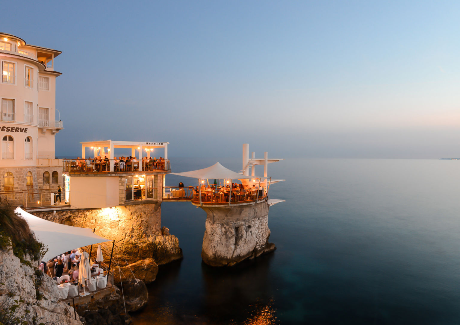 Na must-visit listi: Le Plongeoir je jedinstveni restoran u Nici smešten na steni