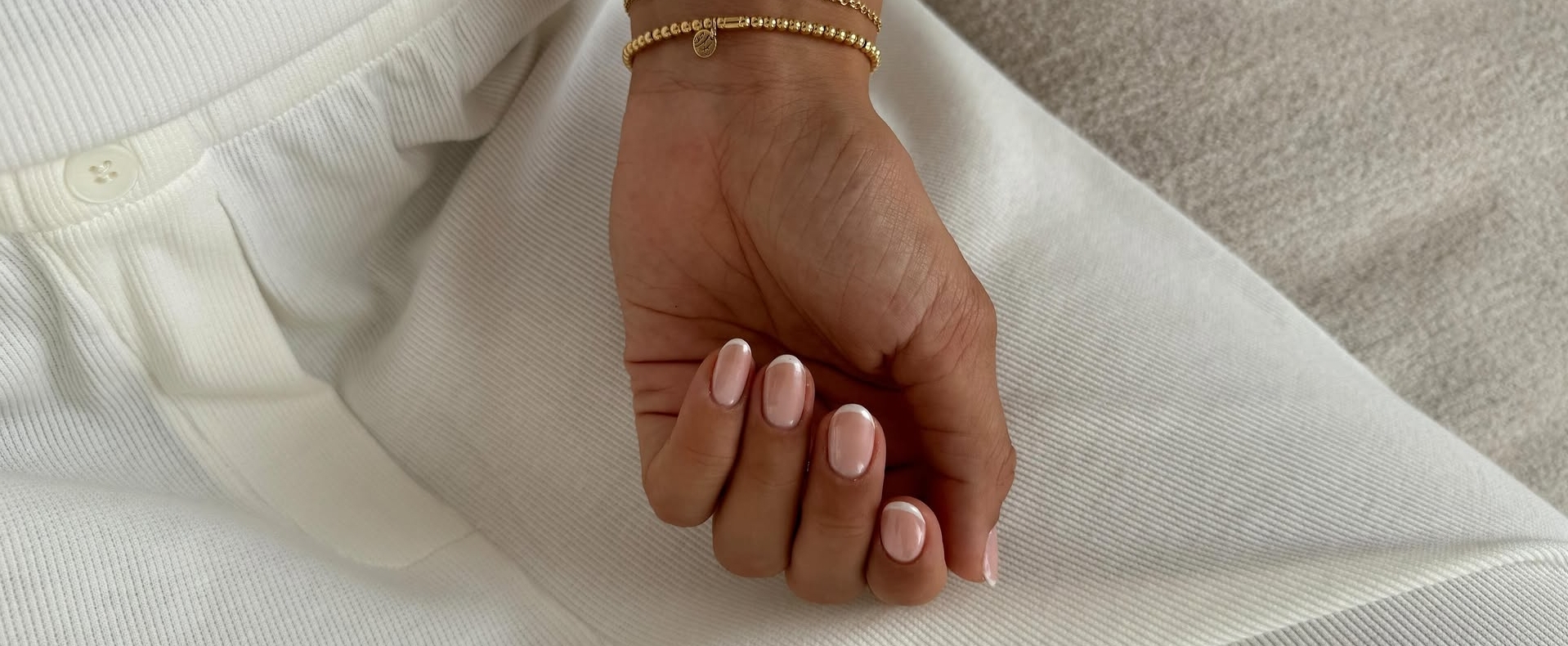 Da li ste čuli za „french glass nails” trend? U pitanju je jedan od najčešće pretraživanih pojmova na internetu